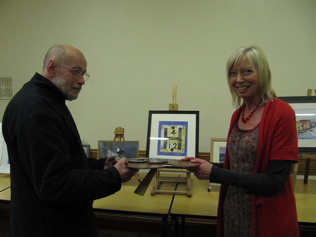 Gill Harwood being presented with palette trophy by John Dillistone